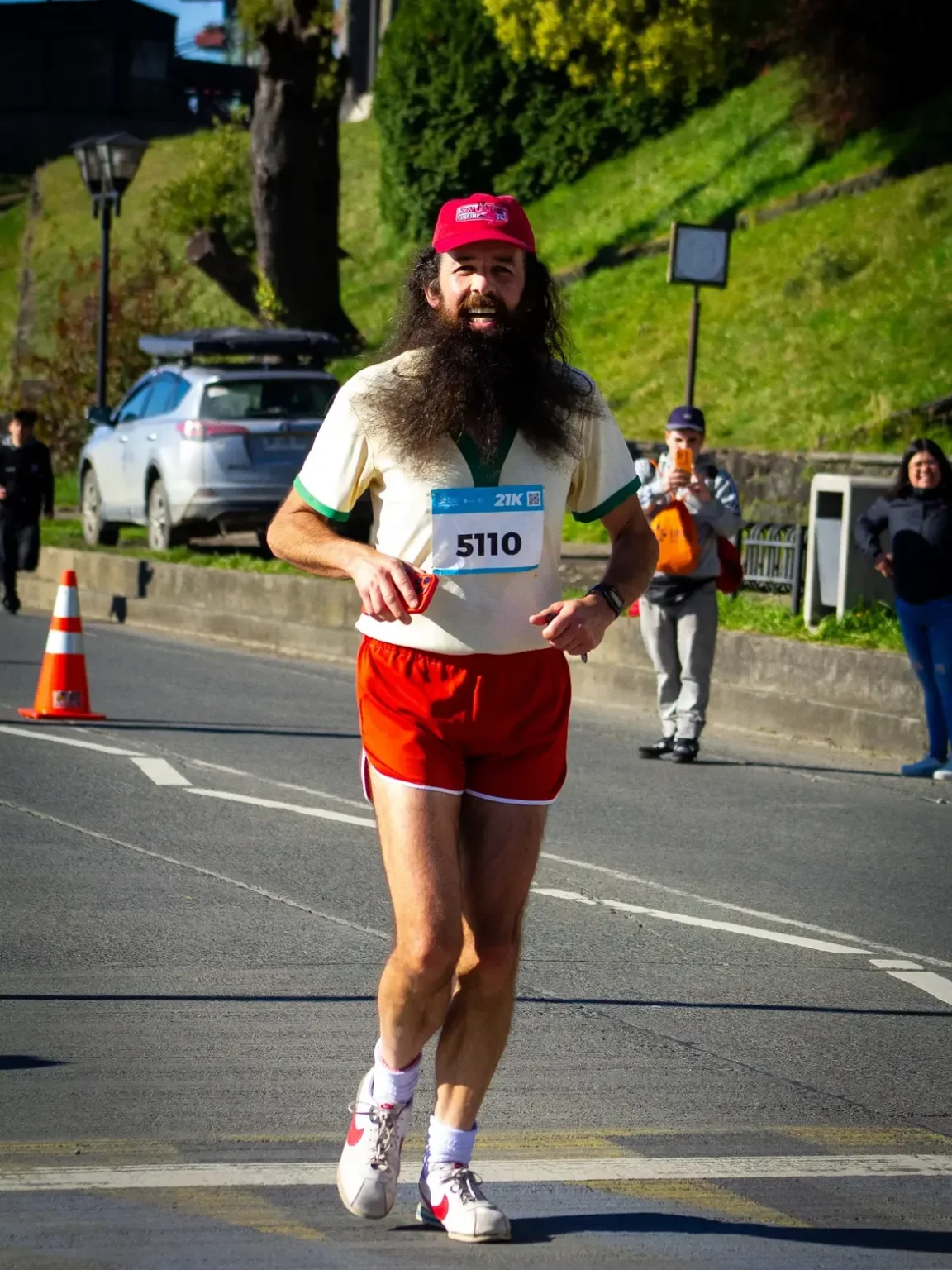 ANTONIO MARSHALL, EL “FORREST GUMP CHILENO” QUE LLEGA A RÍO GRANDE CON UNA HISTORIA QUE VA MUCHO MÁS ALLÁ DEL RUNNING